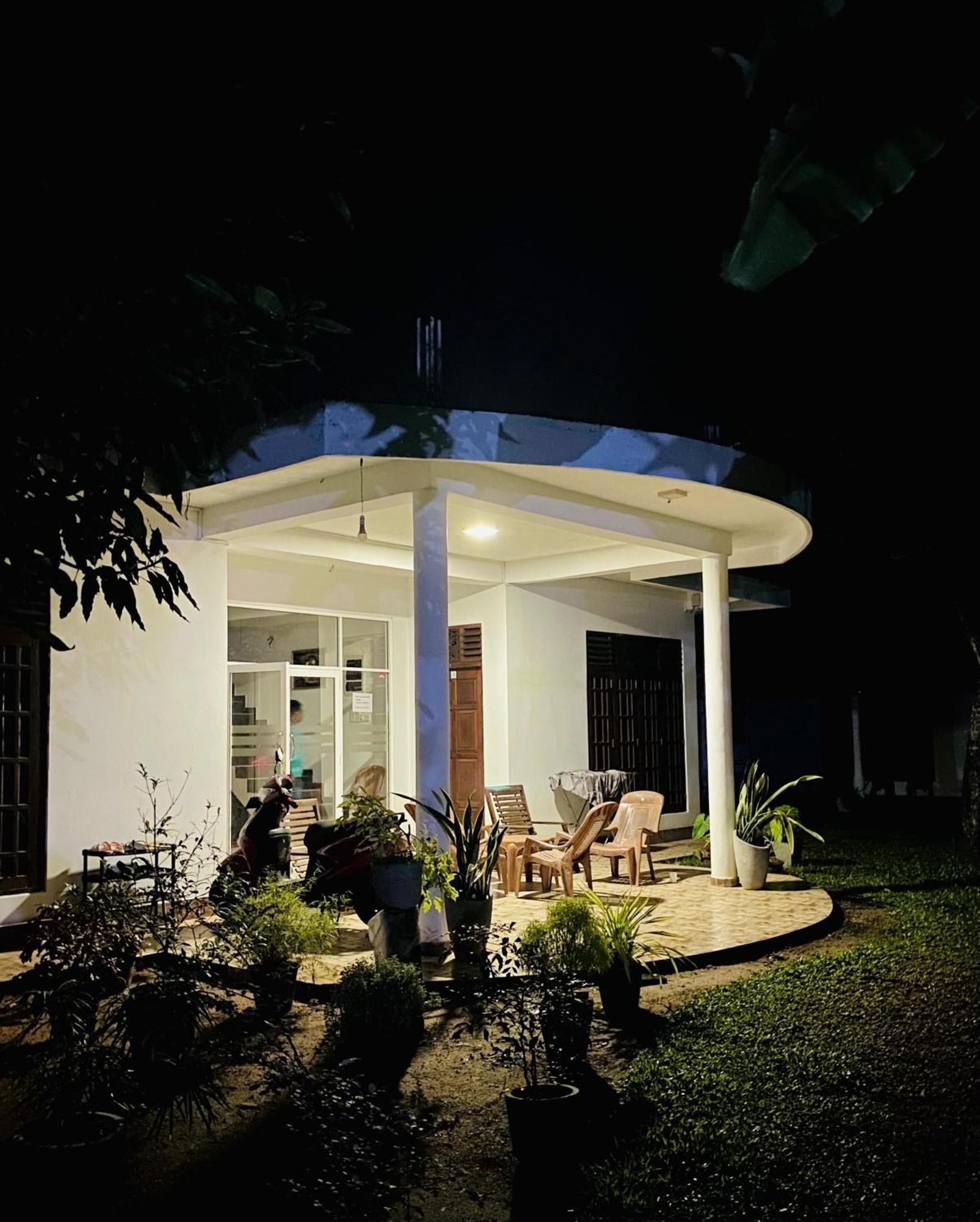 Sasmika Villa Surf And Yoga Hostel Weligama Exterior photo