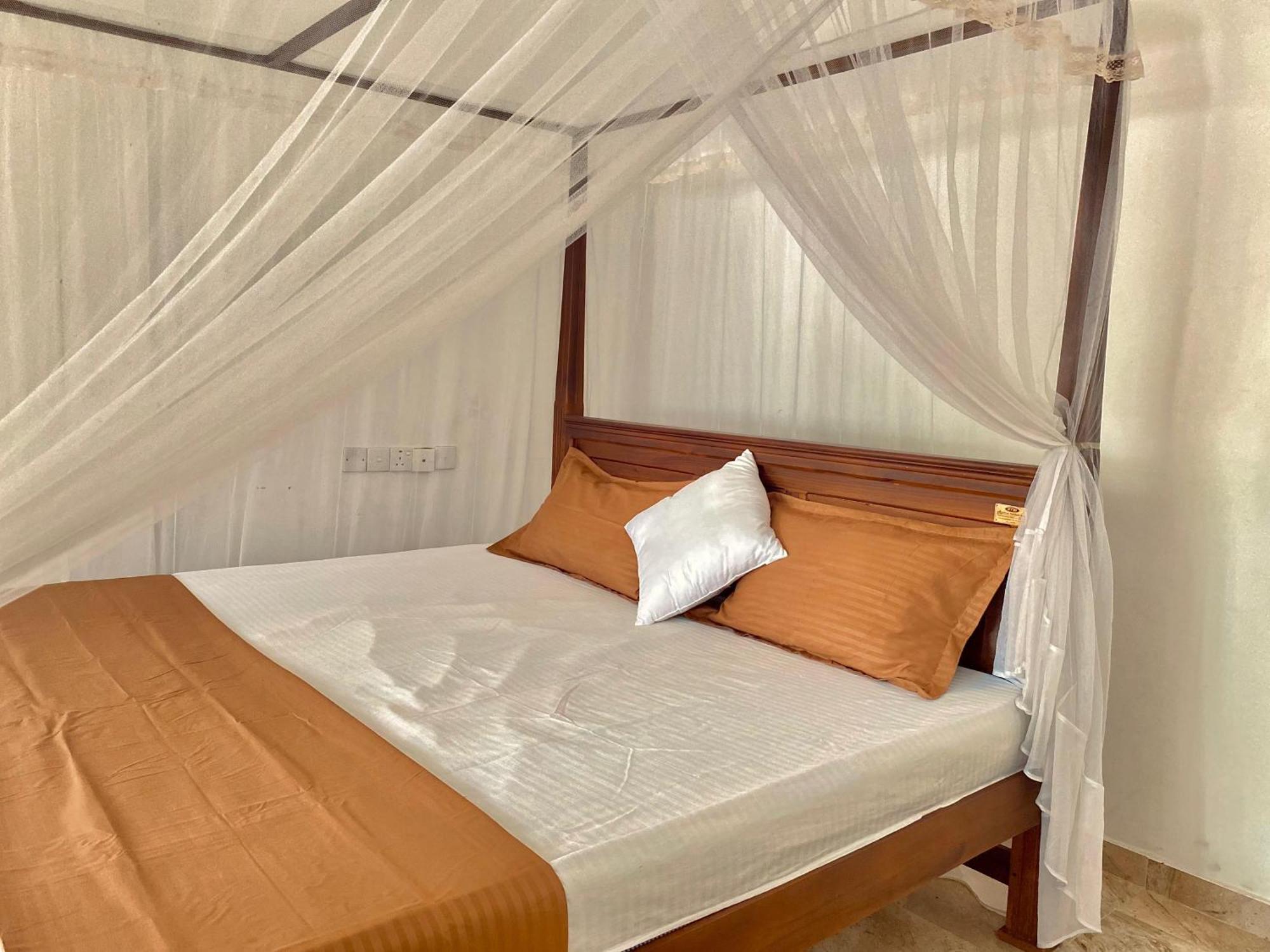 Sasmika Villa Surf And Yoga Hostel Weligama Exterior photo
